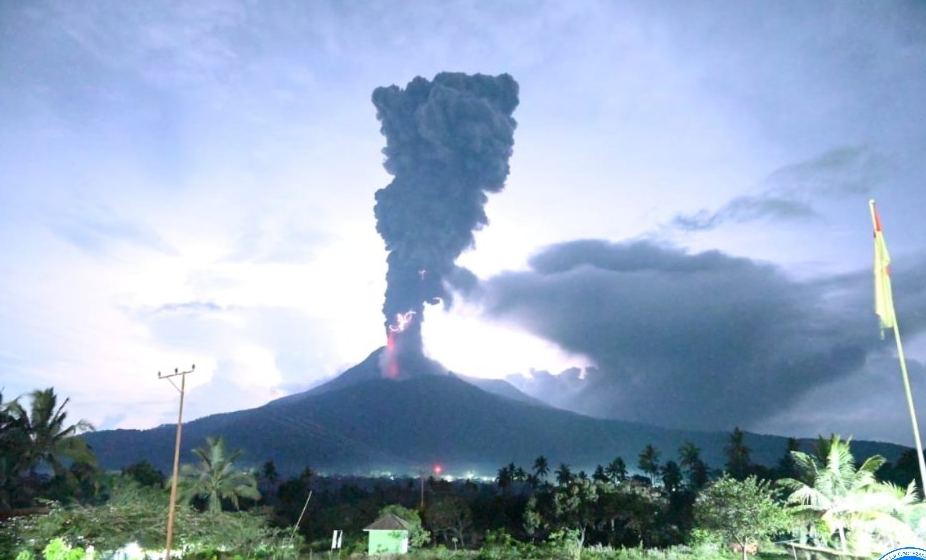 Empat Bandara di Pulau Flores Ditutup Sementara Akibat Erupsi Gunung Lewotobi 
